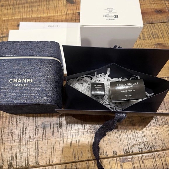 CHANEL Beauty Collection with Elegant Blue Bag - Picture 3 of 16